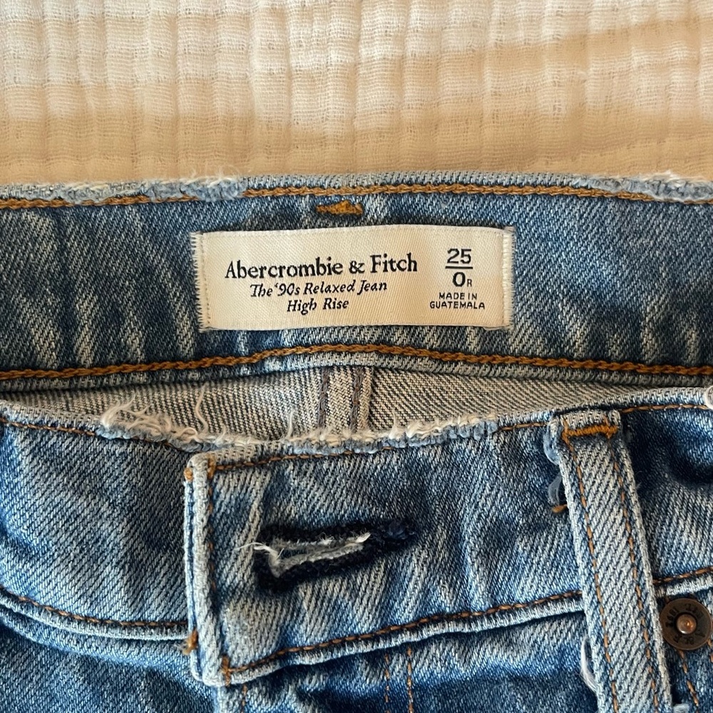 Abercrombie high rise 90s relaxed Jean size 25